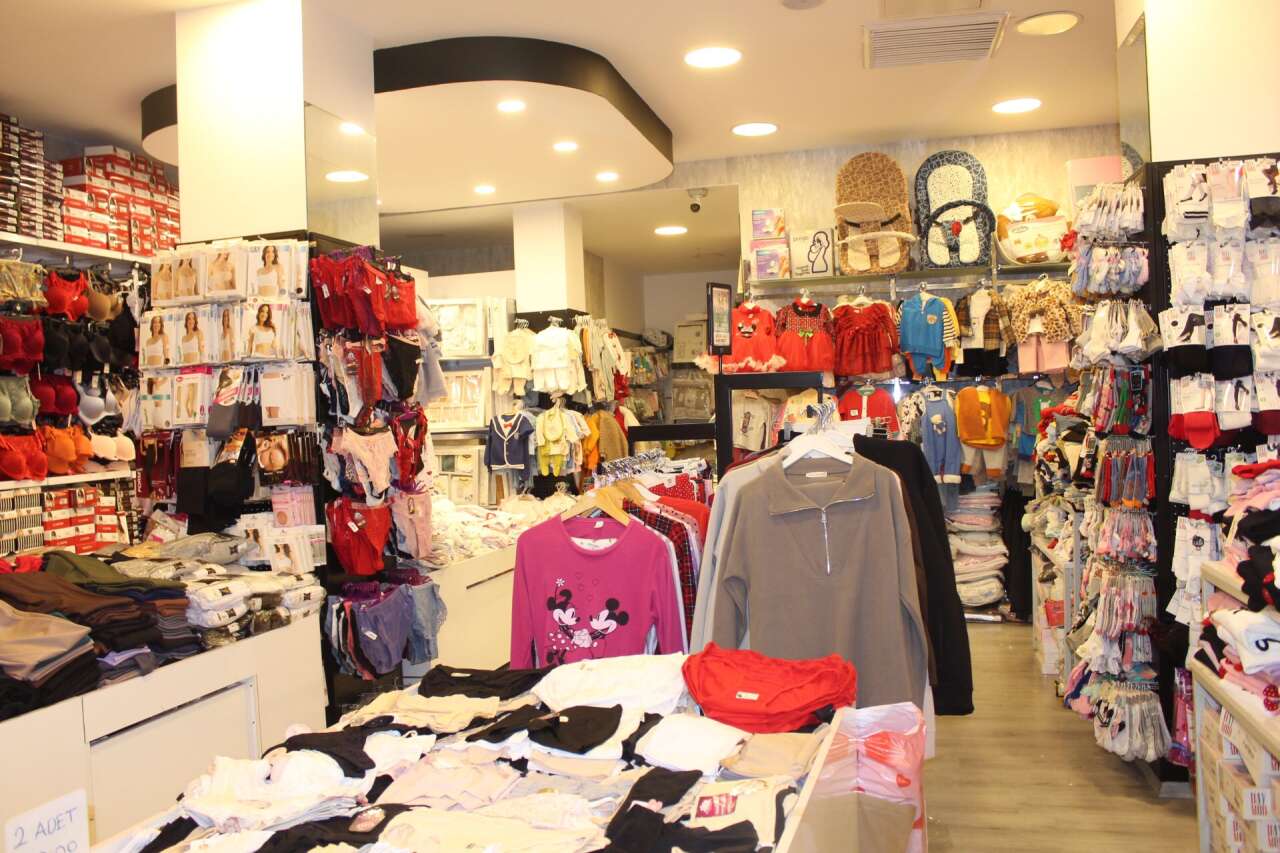 Yılbaşı Heyecanı Tezgâhlara Yansıdı: Menteşe’de Kadın Giyime Yoğun İlgi 2